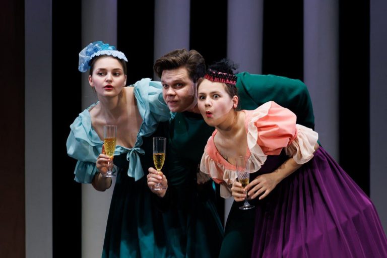 С премьерой!