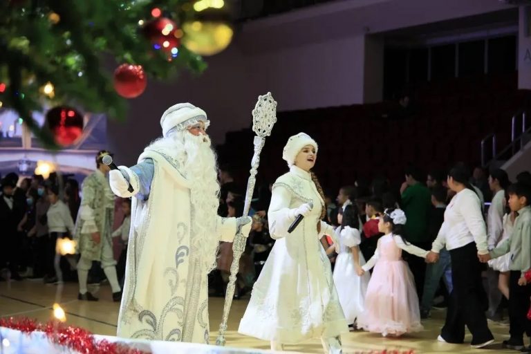 В Элисте зажглась огнями главная ёлка республики